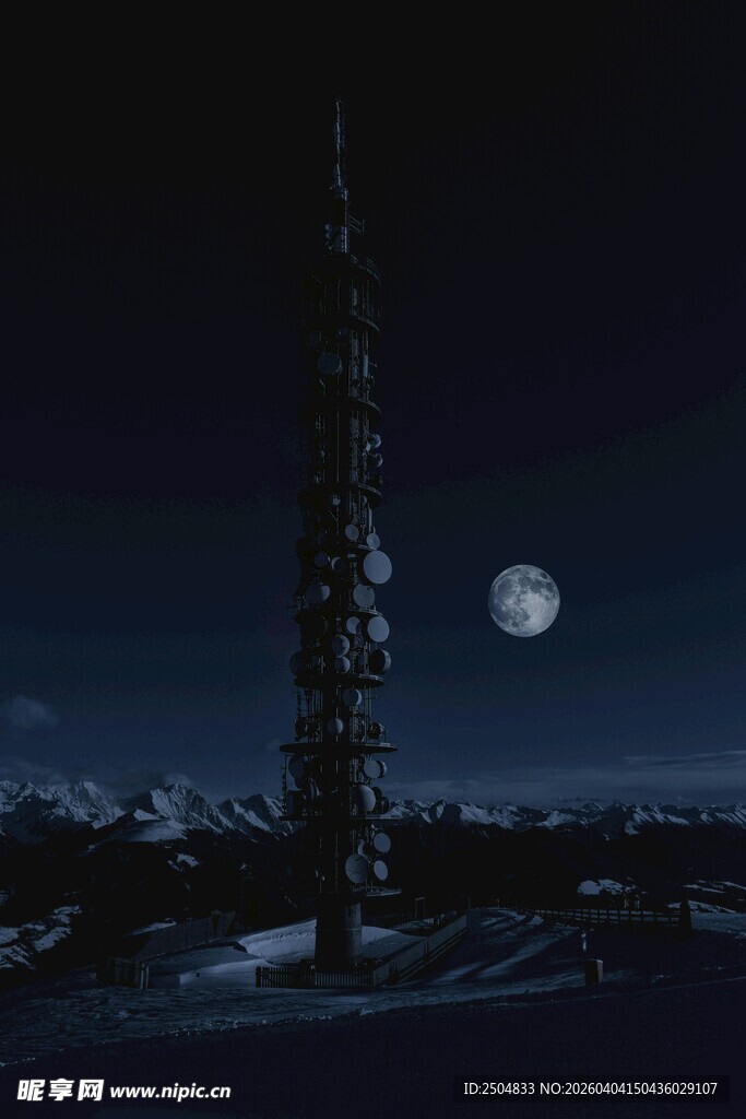 月夜下的高耸通信塔