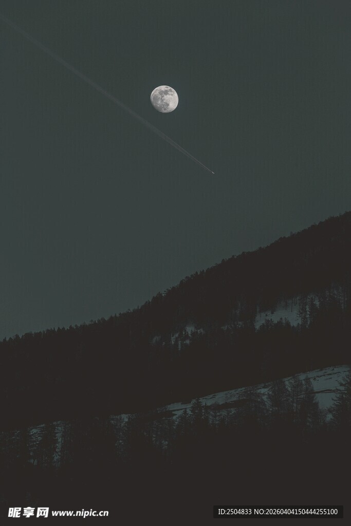 月夜下的山峦剪影