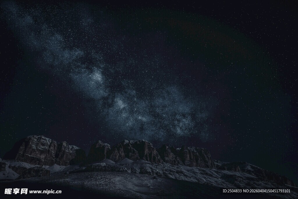 神秘星空下的奇幻地貌