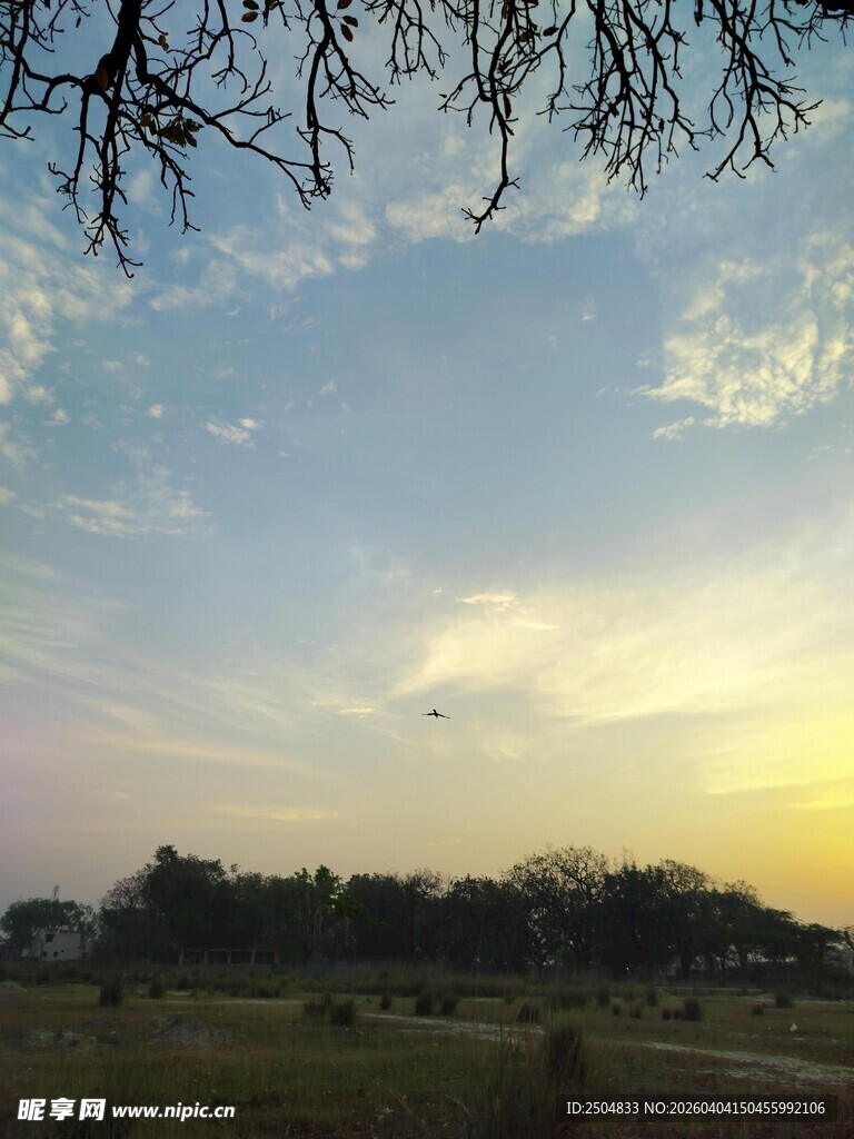 黄昏时分的旷野天空美景