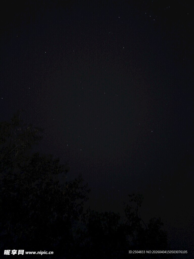 夜空下的朦胧景象