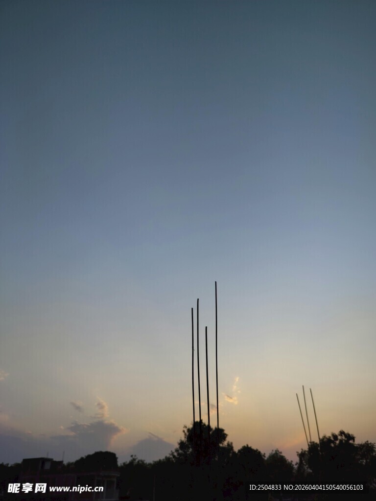 黄昏下的高耸柱状物景观