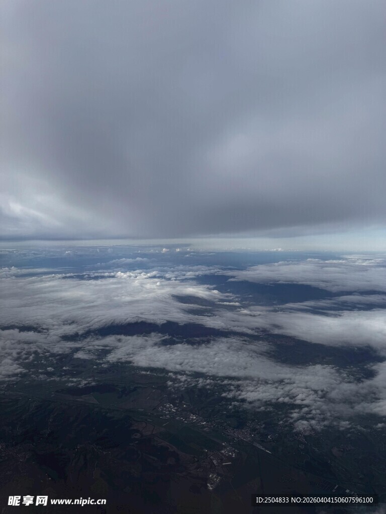 云海之上的壮阔天空景观