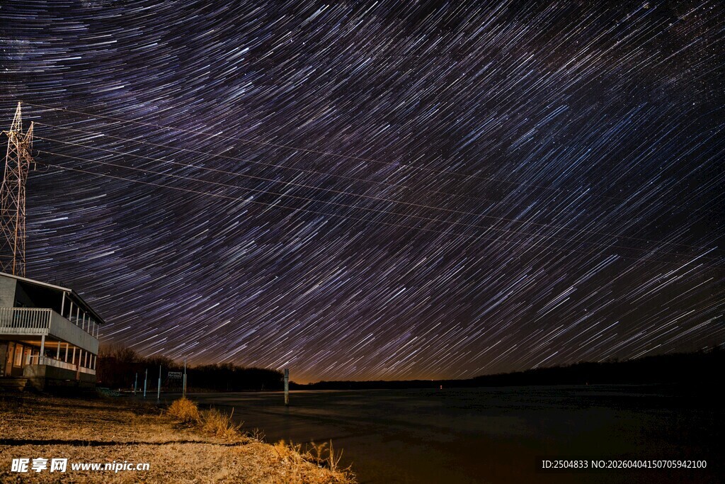 夜空下的星轨与地面景物