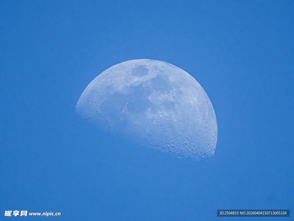 蓝天中的半圆月亮
