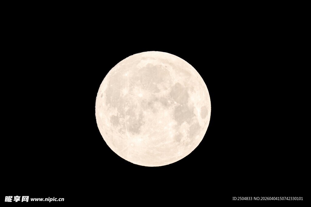 夜空中的皎洁满月