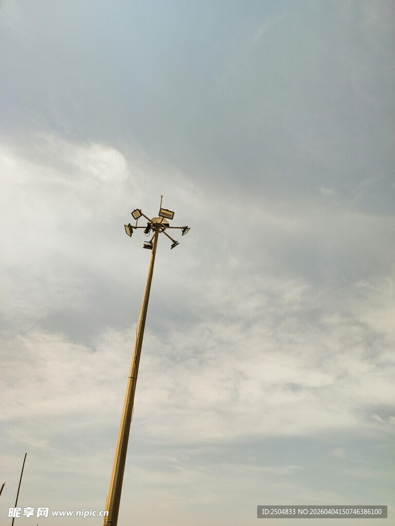 高耸的户外照明灯塔