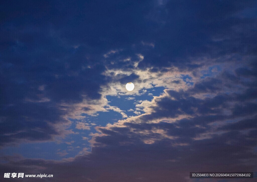 夜空下的梦幻云彩