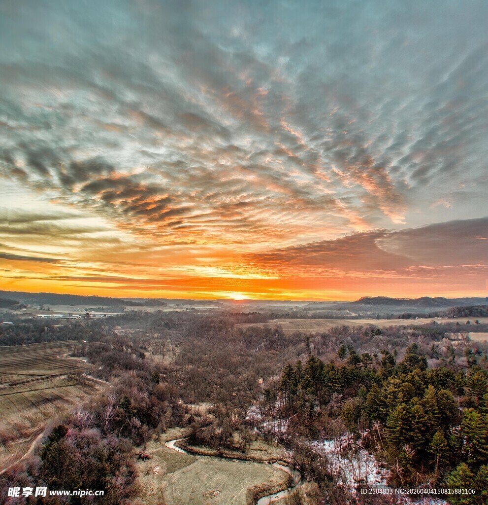 壮丽日出下的广袤原野