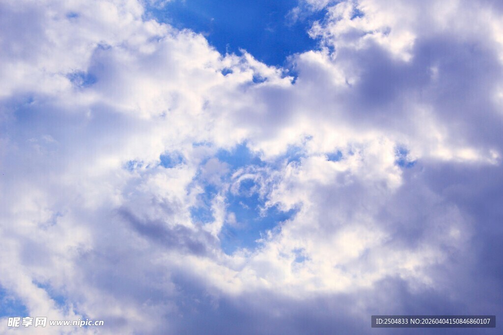 梦幻蓝天中的蓬松云朵