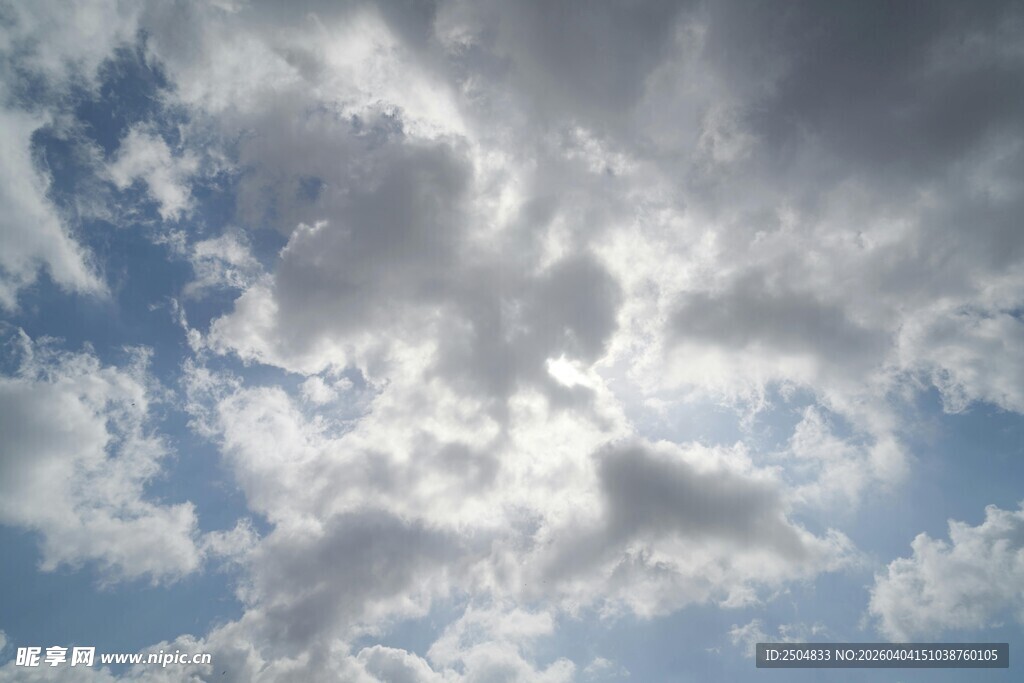 蓝天白云间的云朵景致
