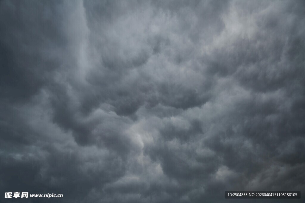 乌云密布的 沉天空