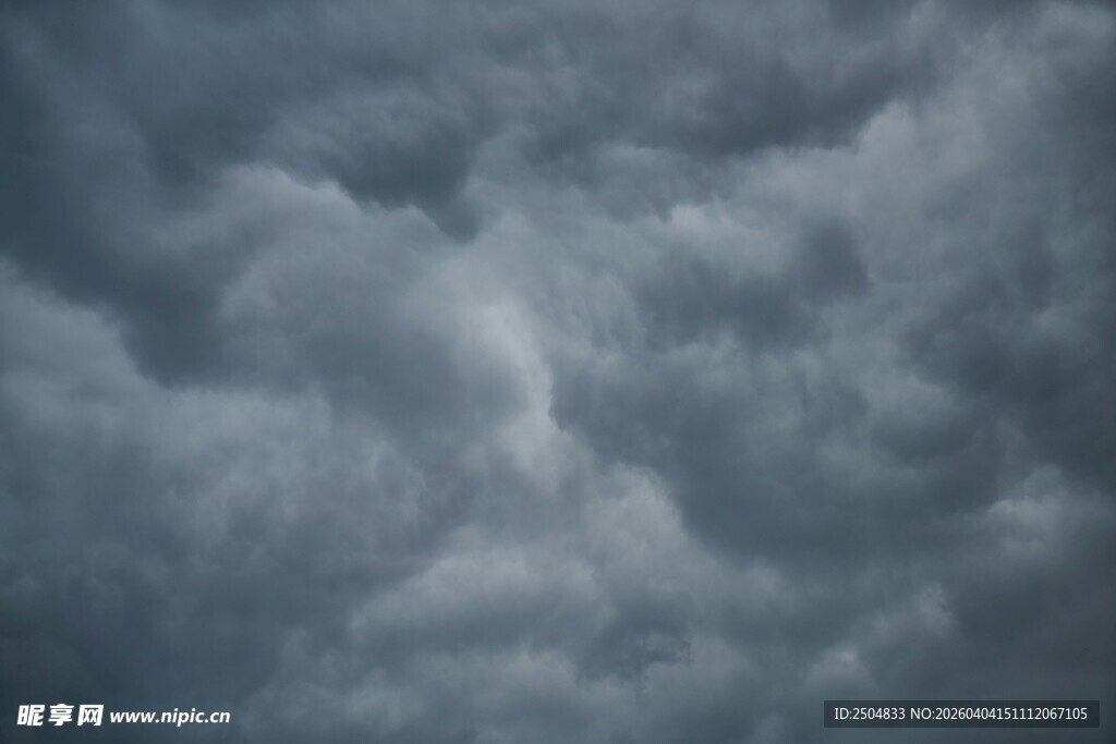 乌云密布的 沉天空