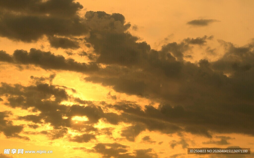 夕阳下的绚烂云层