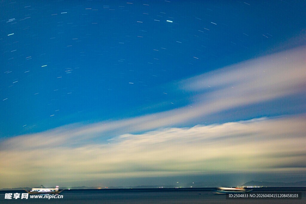 夜空下的海面与 移云彩