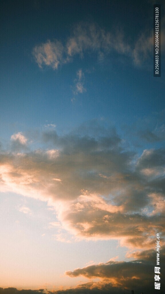 夕阳下的绚丽天空