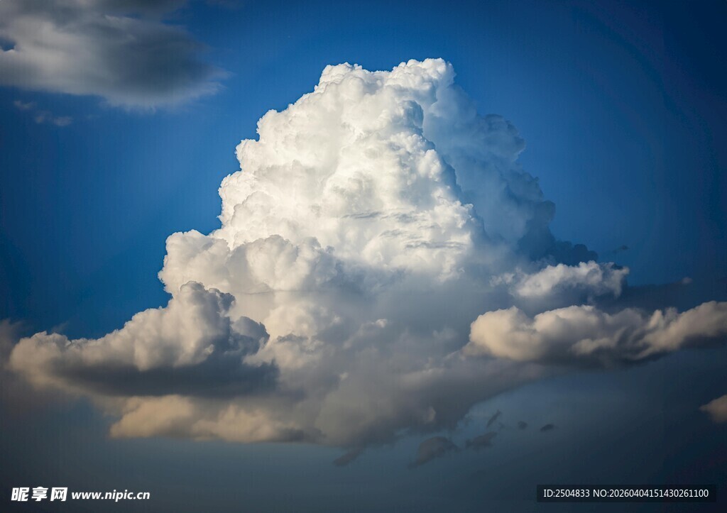 蓝天中的巨大蓬松云朵