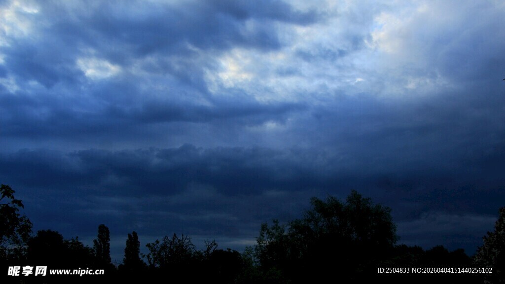 乌云密布的傍晚景色