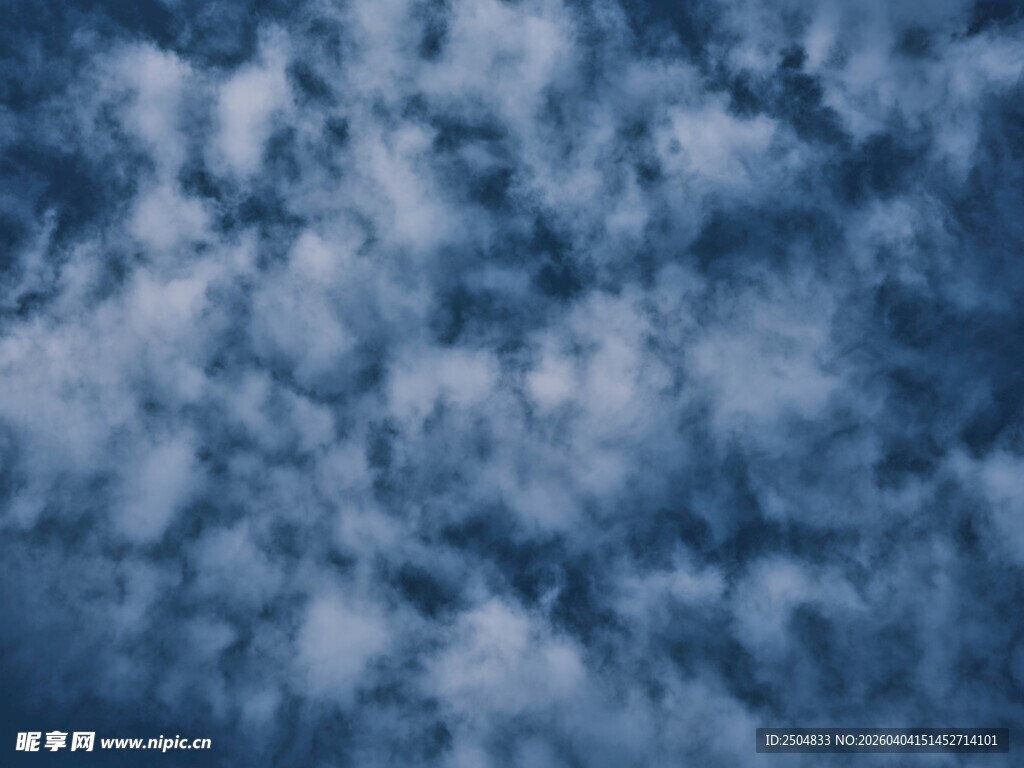 蔚蓝天空中的蓬松云朵