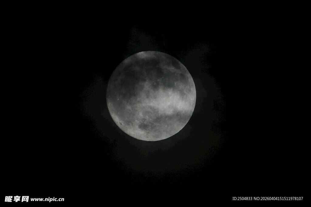 夜空中的皎洁明月