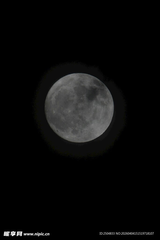 夜空中的皎洁满月