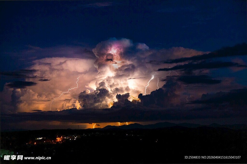 夜空闪电下的壮丽景象