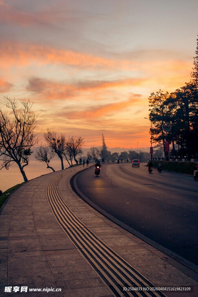 夕阳下的城市道路美景