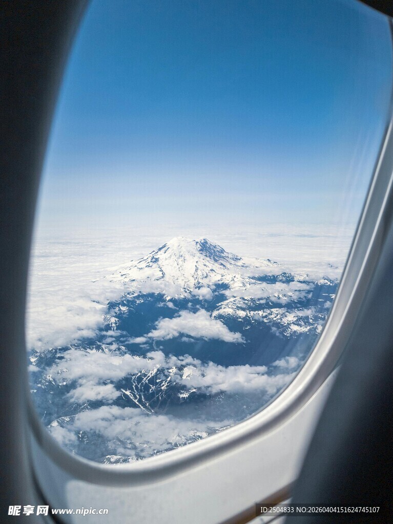 机窗外的壮丽雪山景观