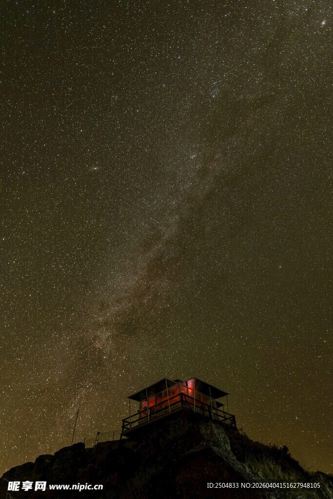 山顶小屋的璀璨星空