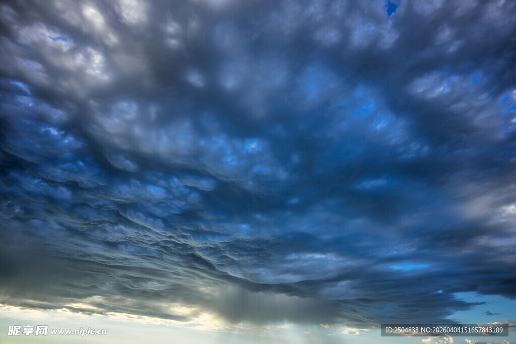 壮观层叠的深邃云海