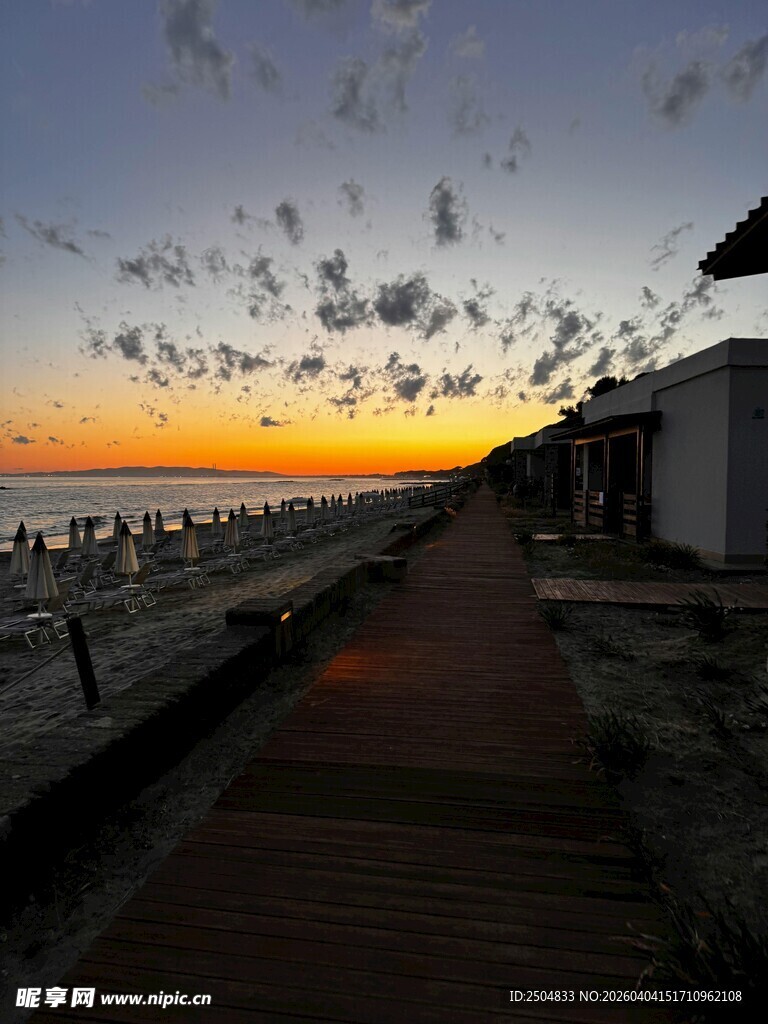海边日落时的木质步道