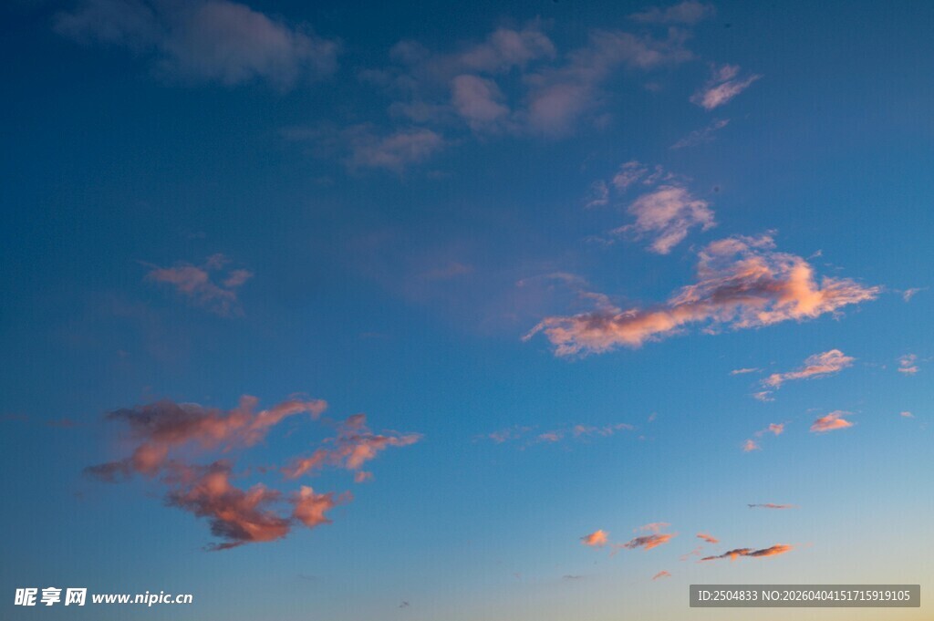夕阳下的绚丽天空