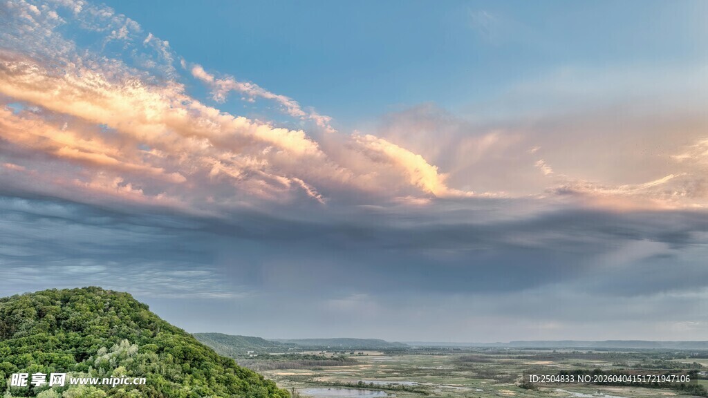 山间壮丽云霞景观