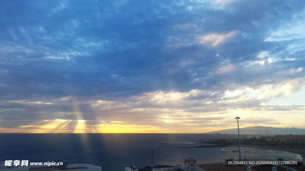 海边日落时分的绚丽天空