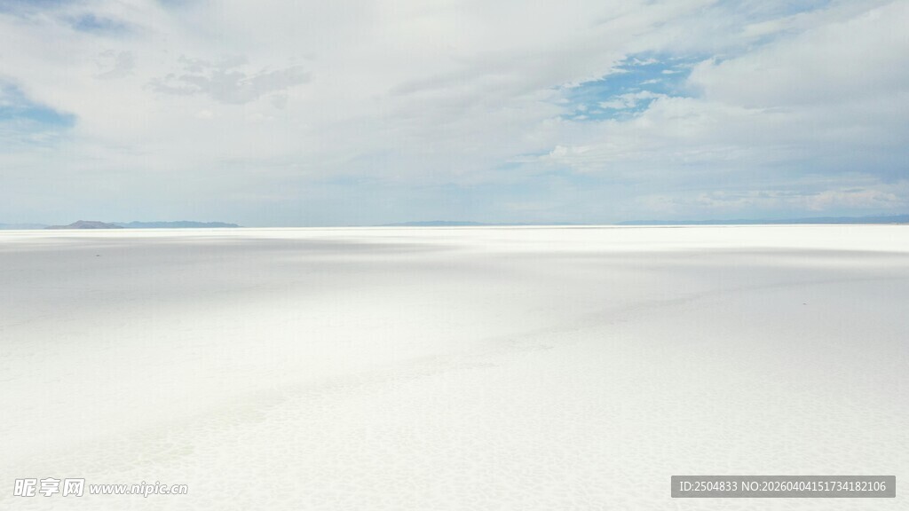 纯净海滩的广阔天空美景