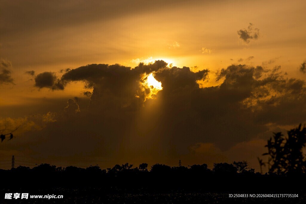 夕阳穿透云层的壮丽景象