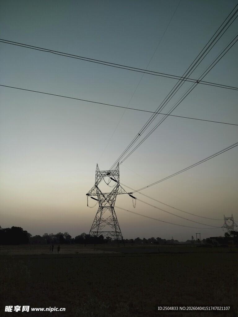黄昏下的高压输电塔