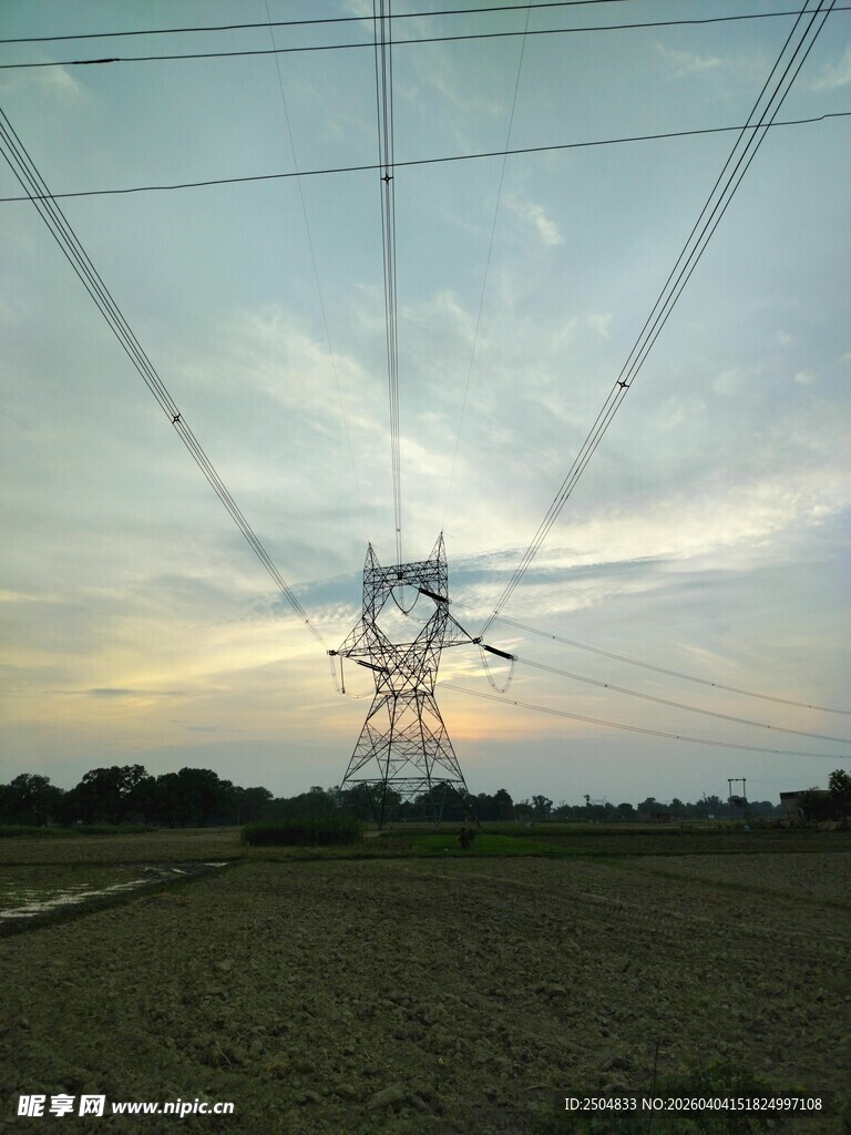 田野上的高压输电塔