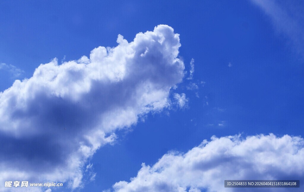 蓝天飘白云