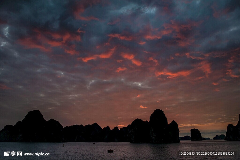 海上壮丽晚霞与奇特岩景