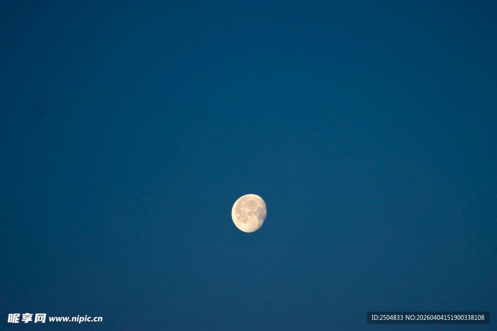 夜空中的皎洁明月