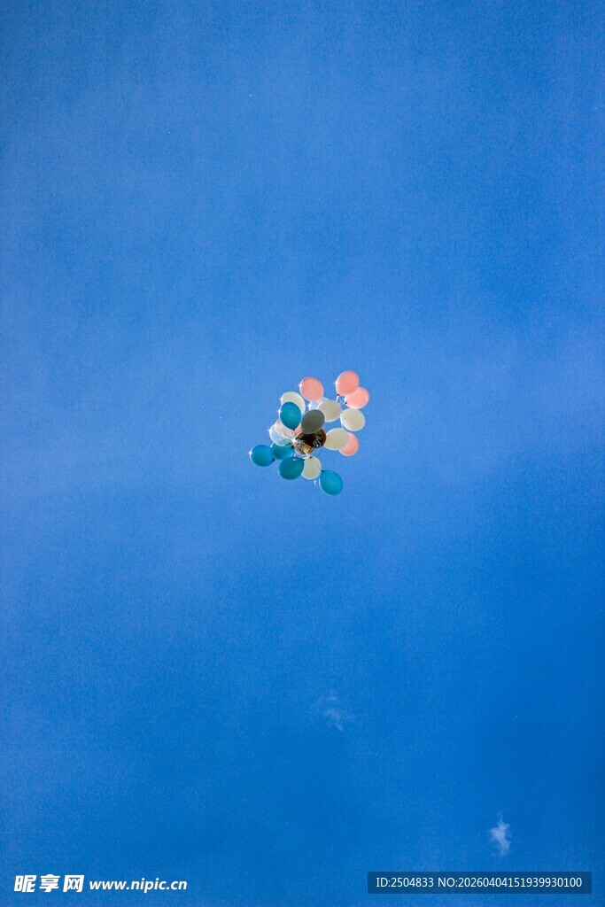 蓝天下漂浮的彩色 泳圈