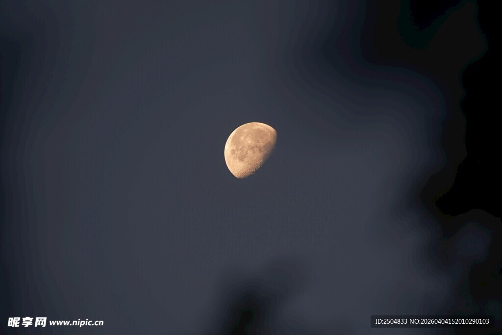 夜空中的朦胧弯月