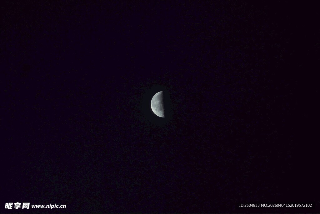 夜空中的弯弯新月