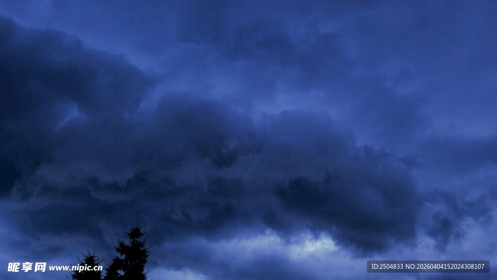 乌云密布的 沉夜空