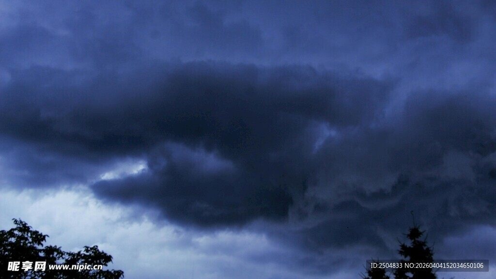乌云密布的 沉天空