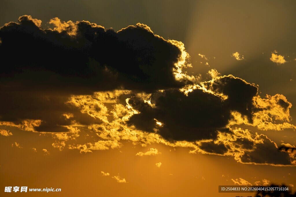 夕阳下的绚烂云层