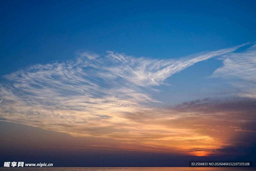 美丽日落时分的天空景色