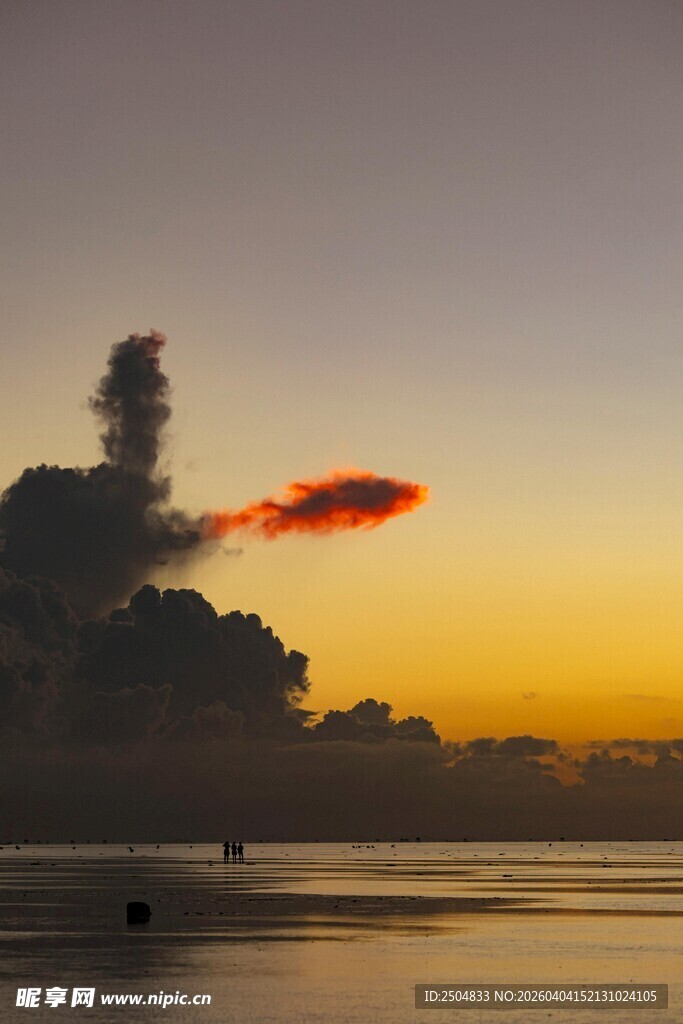 海边日落时分壮丽云霞