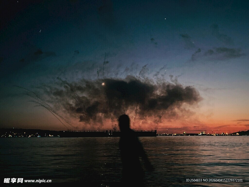 海边日落时的唯美码头景色